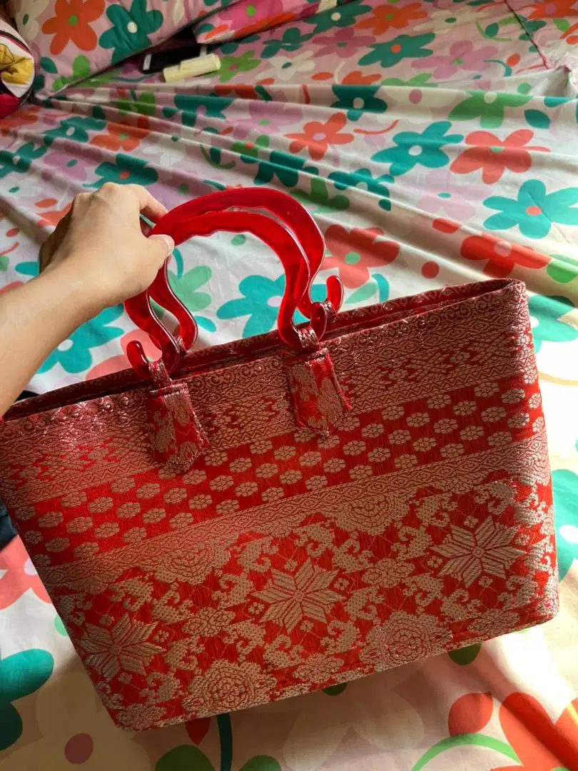 Tas merah batik