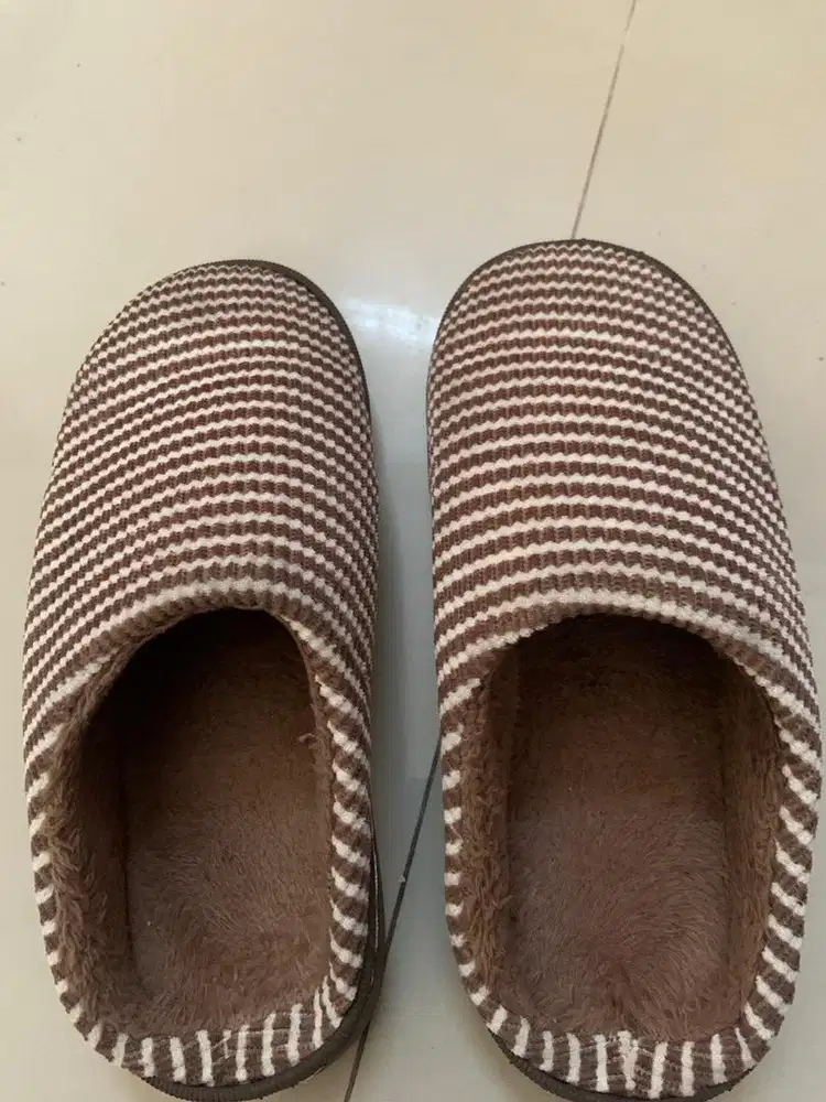 Sandal tidur di kamar