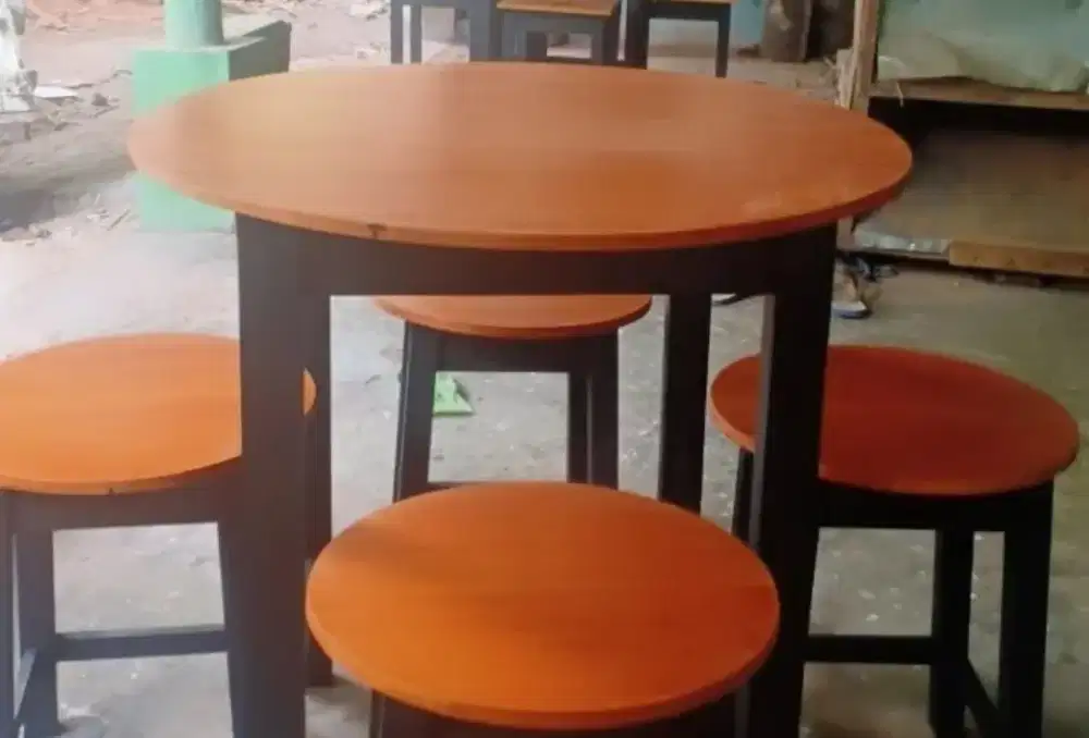 Meja dan kursi kafe bulat