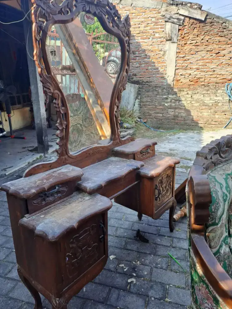Meja rias kayu ukir lokasi Semarang Barat