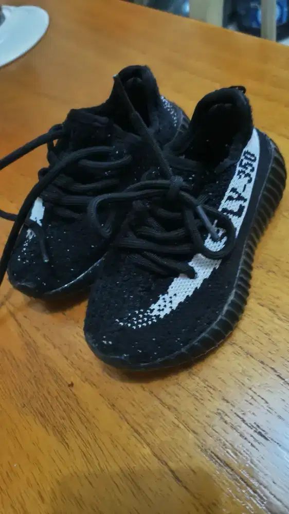 Sepatu anak adidas Yeezy boost 350 hitam size 25