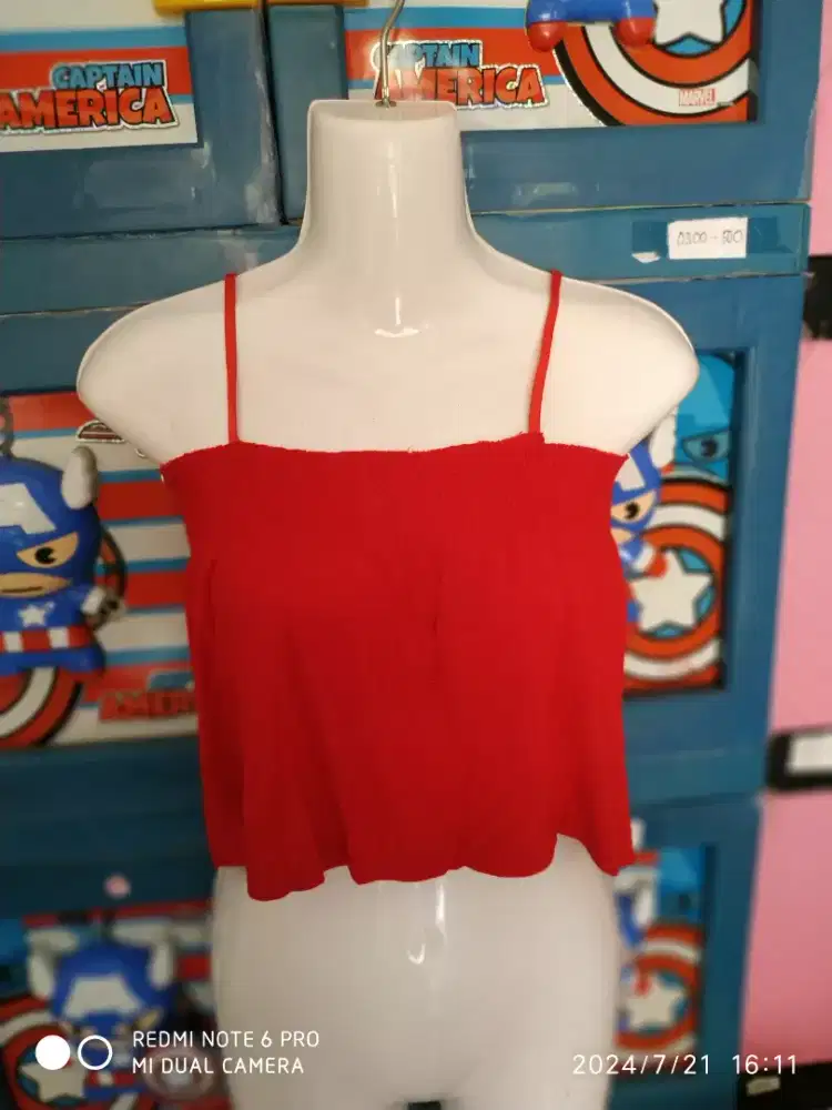 Crop top merah atasan