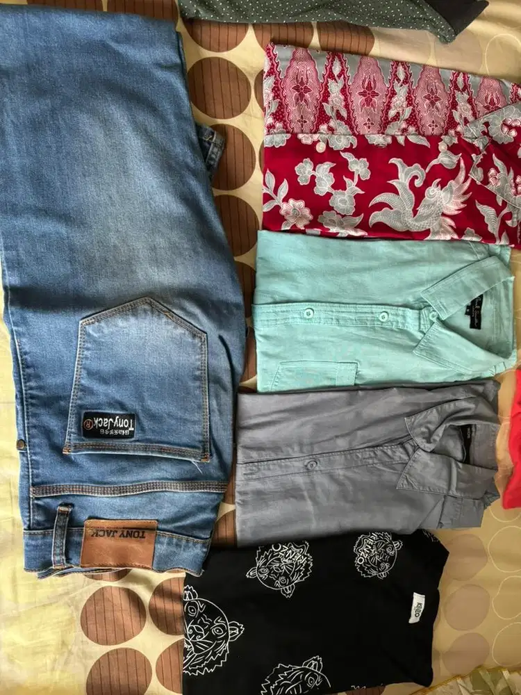 Kemeja, polo shirt dan jeans
