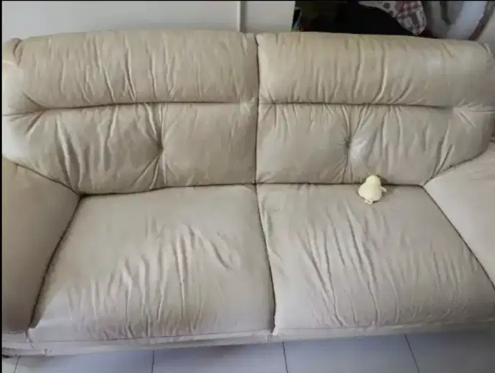 Sofa kulit cream