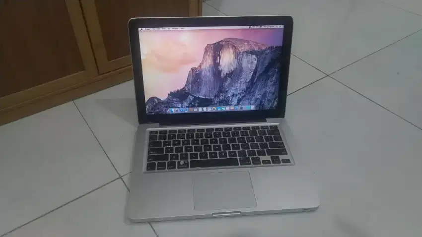 MacBook pro 13inc core i5 laptop Apple siap pake