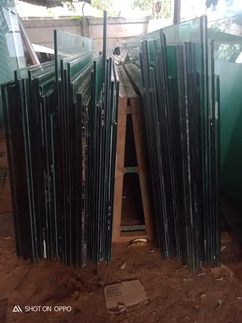 Kaca tempered second dan baru