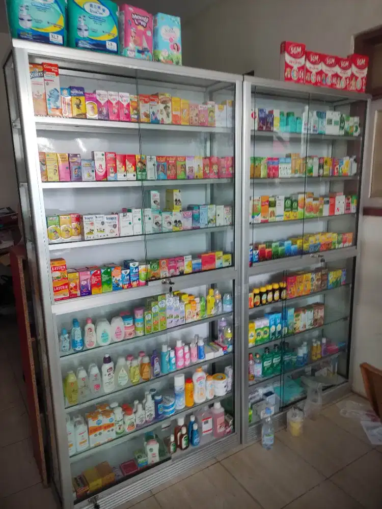Etalase lemari kaca apotik  tinggi 2 meter