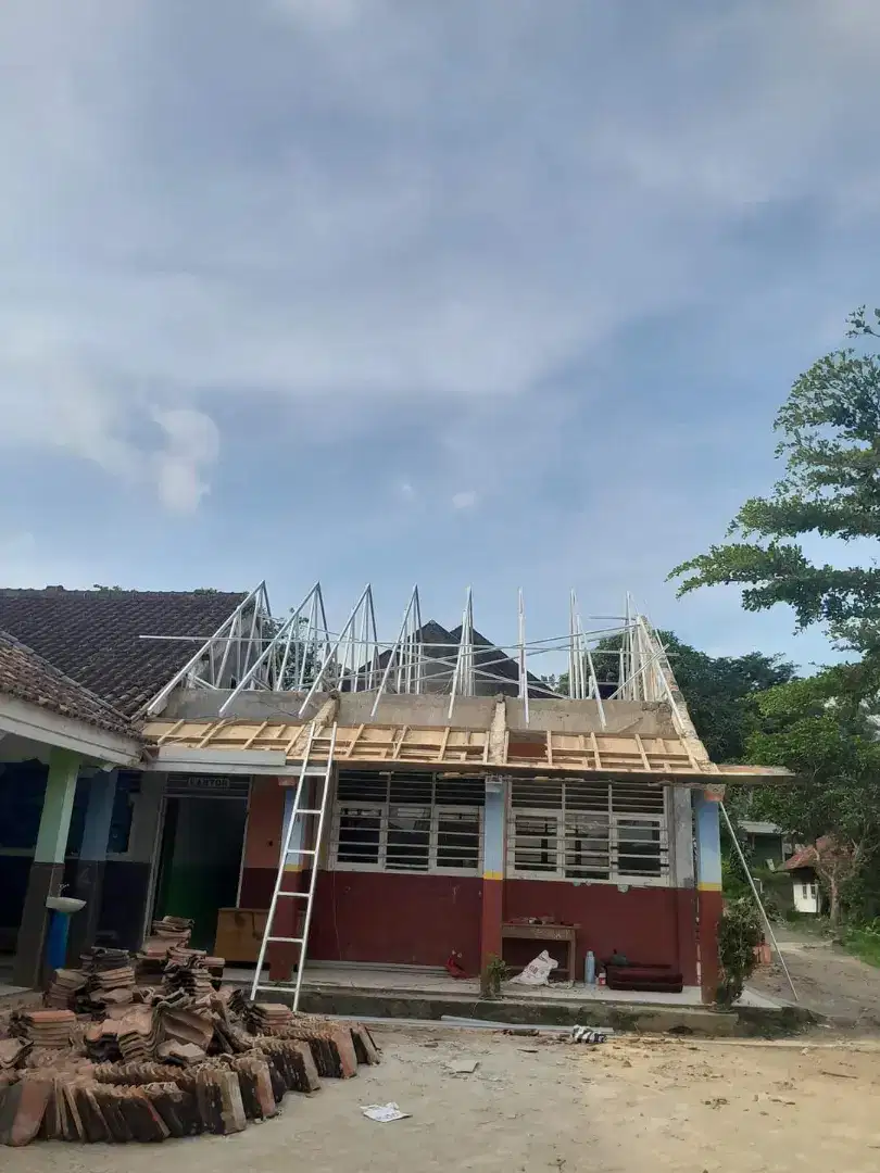 MELAYANI 1 PAKET RENOVASI BONGKAR PASANG ATAP LAMA GANTI BAJA RINGAN