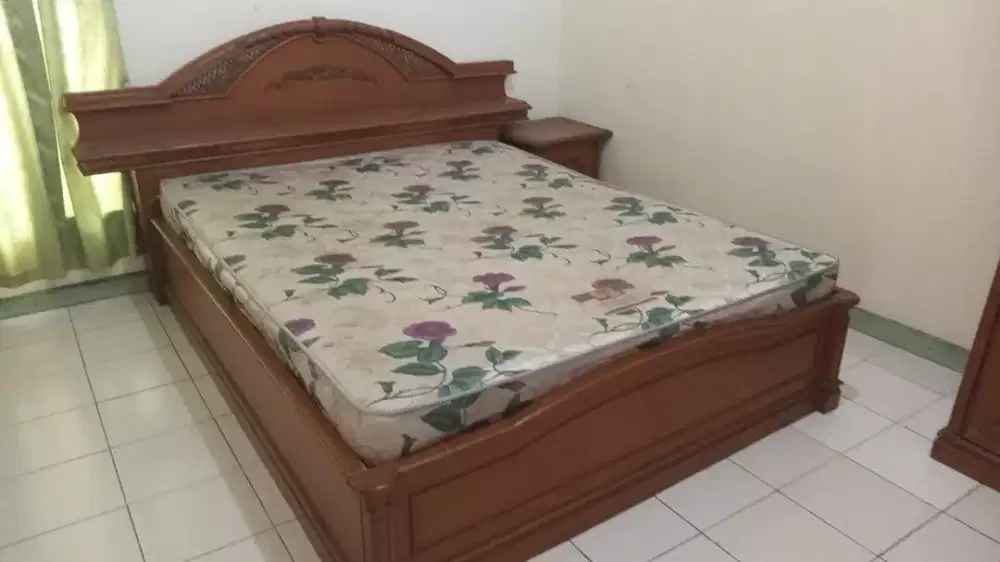Preloved Tempat Tidur kayu jati, kasur dan meja.lampu