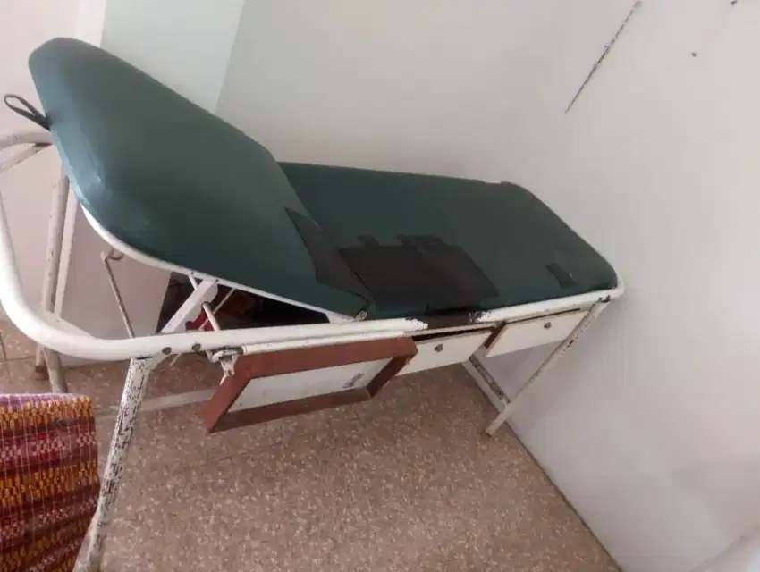 Meja periksa pasien