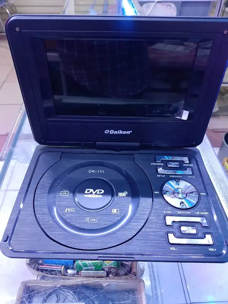 PORTABLE DVD DAIKEN 9 INCH PORTABLE DVD VCD CD MP3 MP4 USB DAN TV