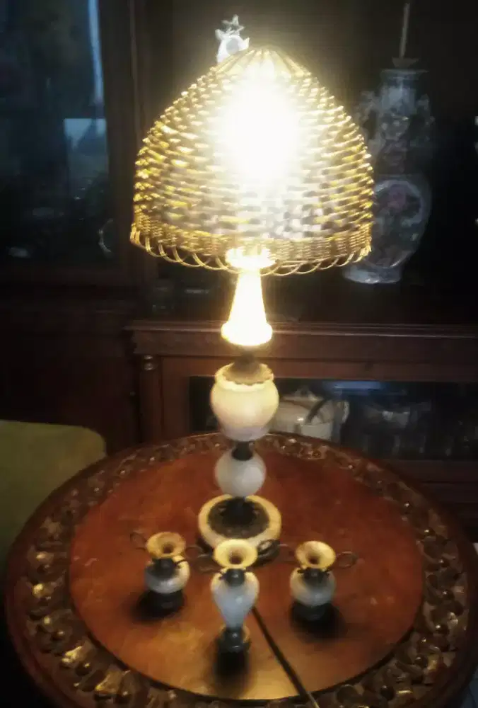 Lampu meja antik