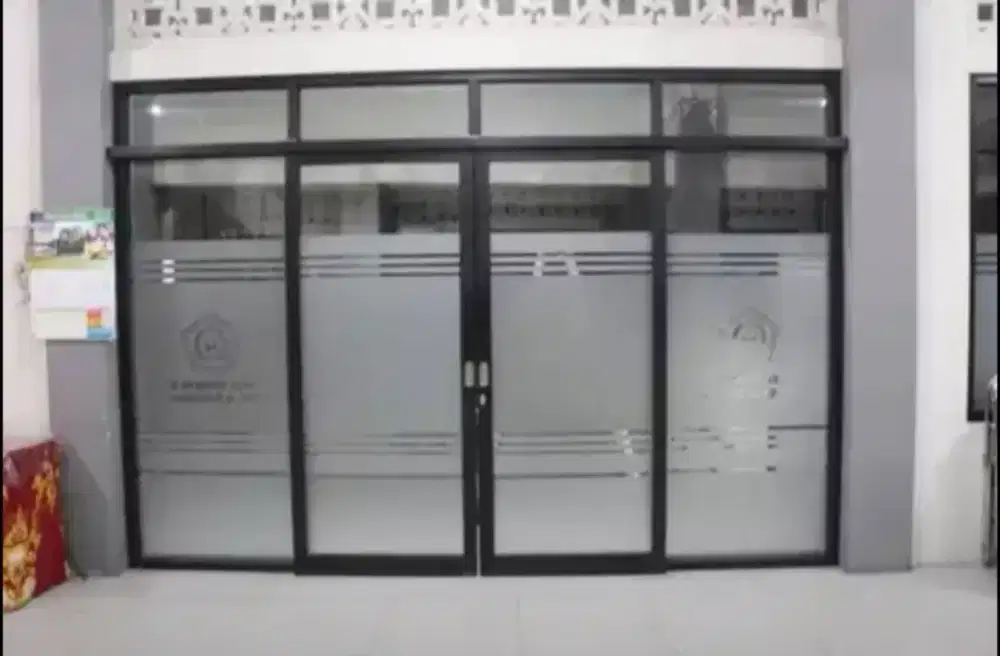 Pasang Stiker Kaca Sanblast