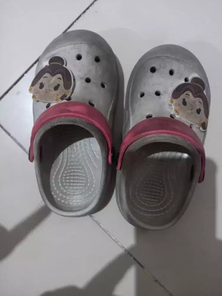Sandal buat  anak  umur  1 -  4  thn. Kondisi  90 %  bagus