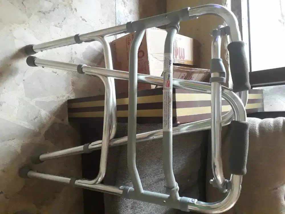 Walker alat bantu jalan