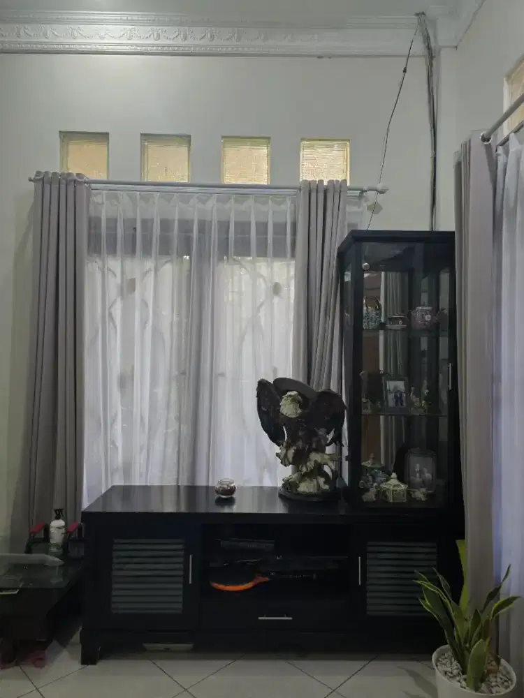 Lemari pajangan bekas