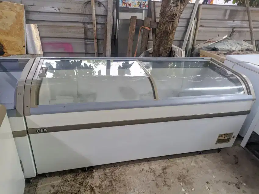 FREZZER SLEDING KACA 700L merk gea