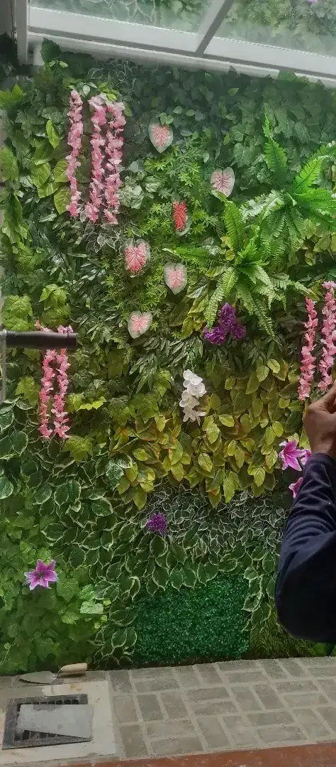 VERTICAL GARDEN SINTETIS DAN POHON ASLI