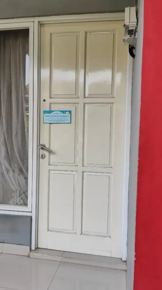 Pintu utama kayu