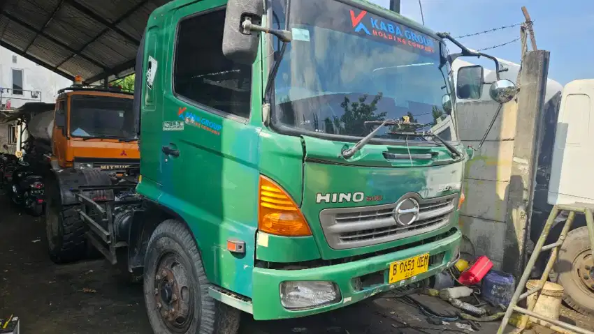 Hino Ranger lohan 4x2 engkel sg 260 head trailer tahun 2013