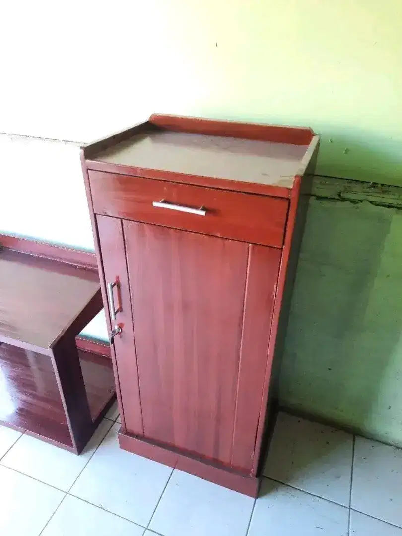 Lemari laci 1 pintu