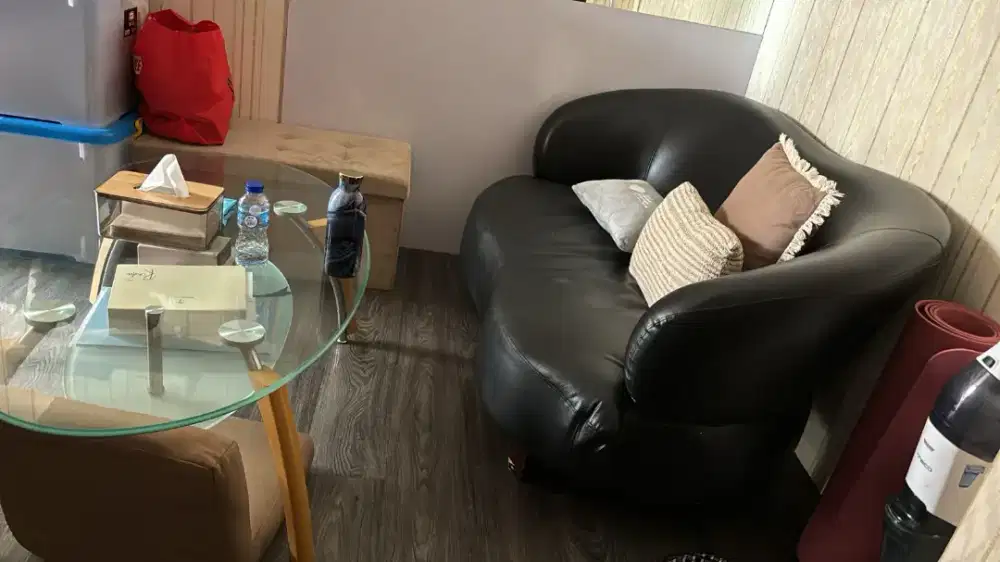 Sofa kecil dan meja kaca masih bagus banget jual murah