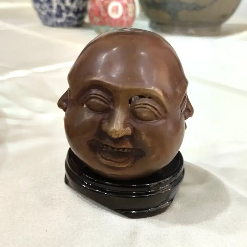 Empat Wajah, Empat Ekspresi, Kuningan