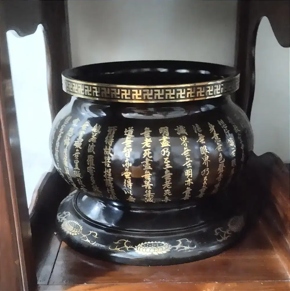 HioLo Besar Hitam legam, teks emas, JetBlack Golden Text