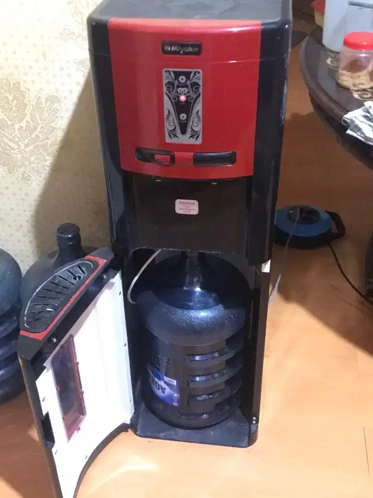 Jual dispenser merk Myako, galon di dalam, keadaanbagus/panas