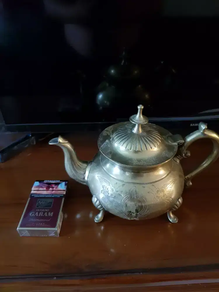 Teko antik dari bahan logam