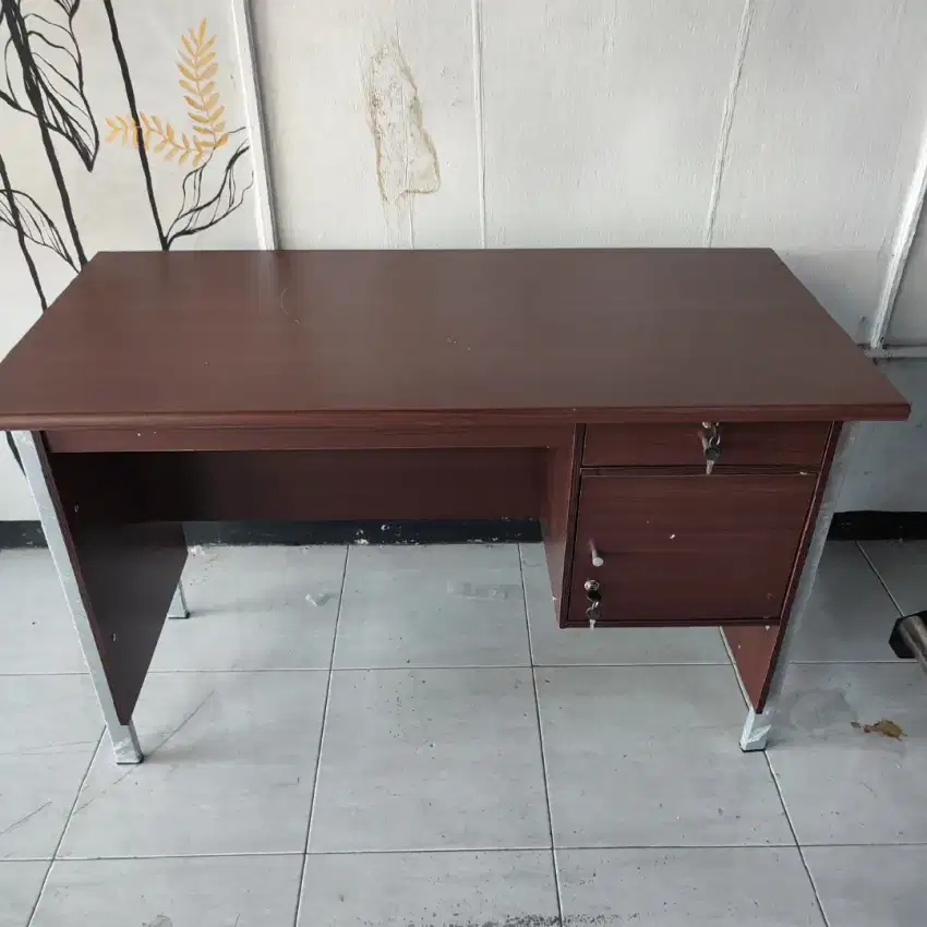 MEJA TULIS KAKI BESI ( P 120 X L 60 x T 75 cm )