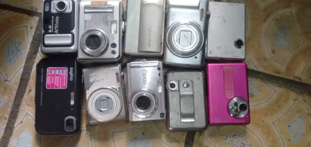 Slhkn plh slh 1 dr camera digital.lawas mgkn ada yg tertarik murah sj