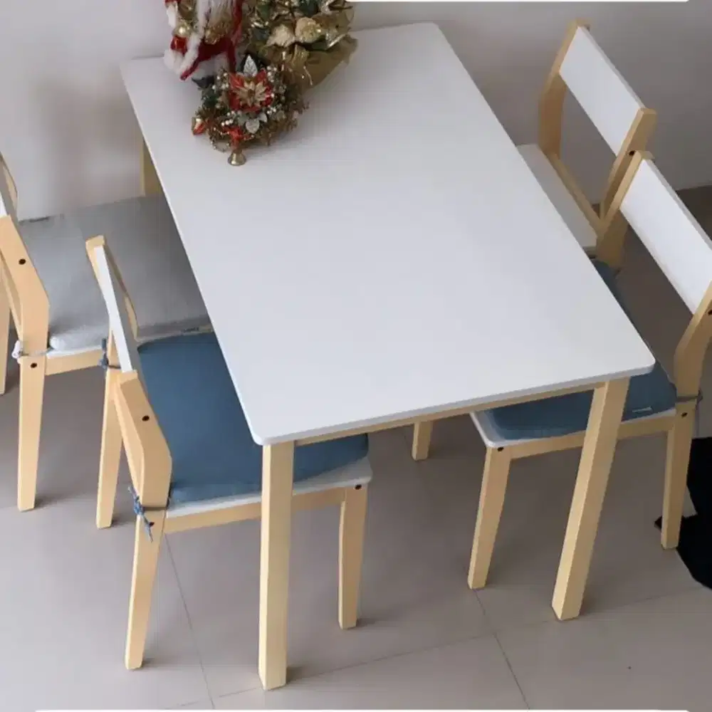 Set Meja Makan + 4 Kursi merk Linori