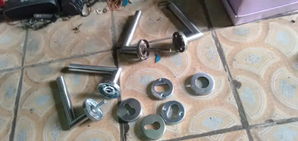 Se paket kunci pintu serba guna brg baru hrg murah se lg ada cpt deh