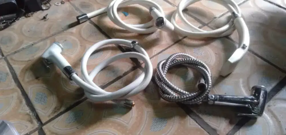 Slhkn plh slh 1 dr slang air kmr mandi brg baru hrg murah se lg ada