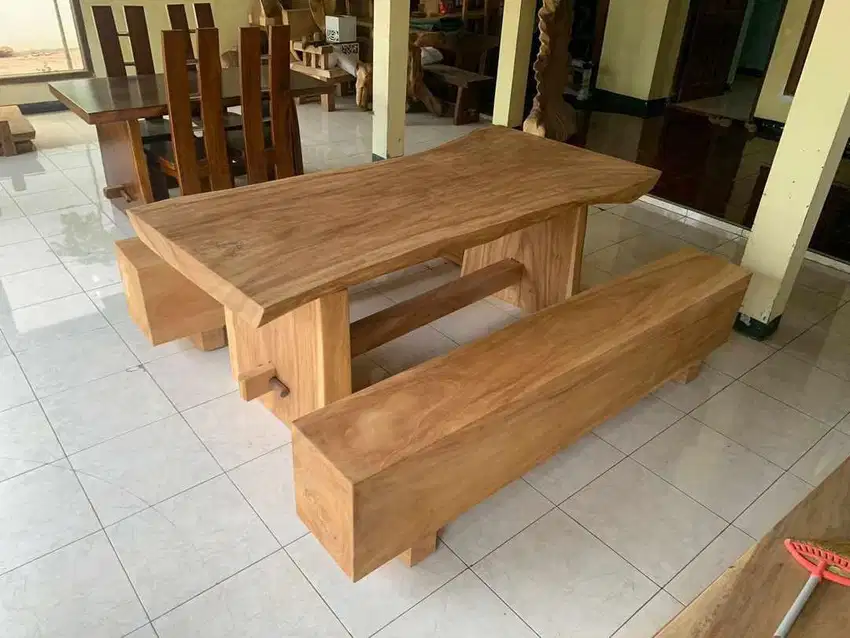 Meja makan kayu trembesi solid