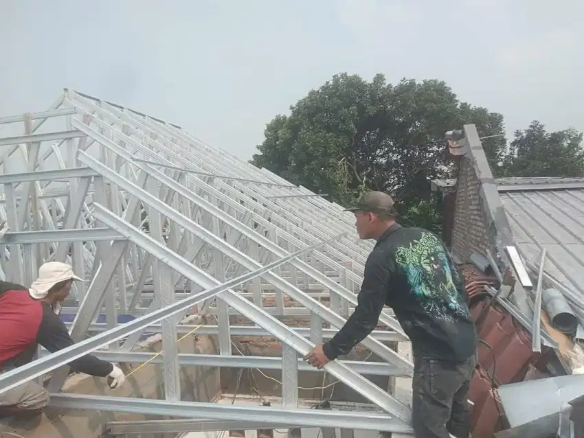 Kontruksi rangka atap baja ringan