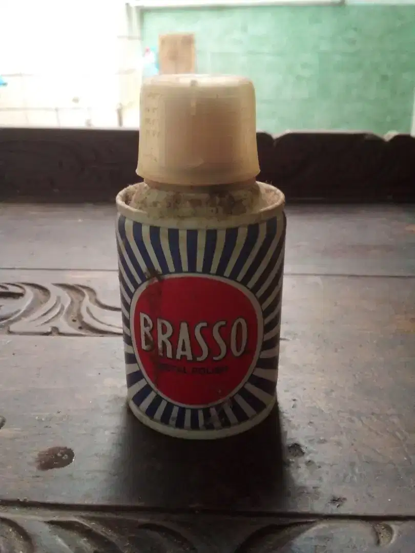 Brasso untuk mengkilapkhan barang.