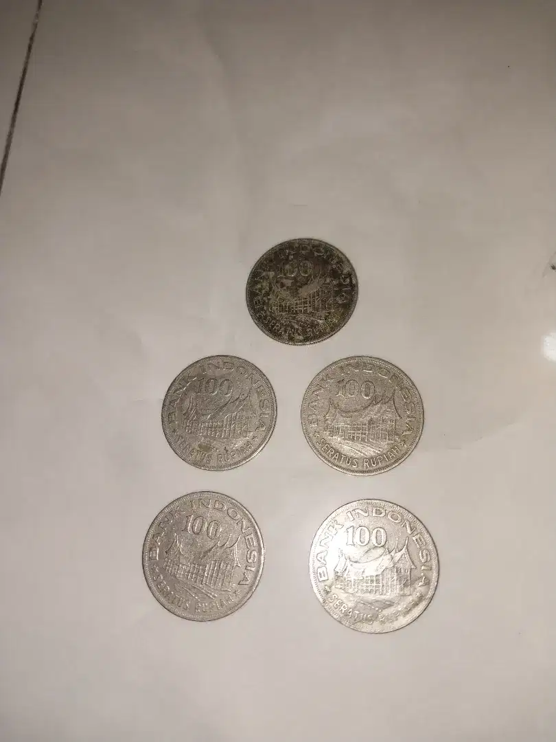 Uang koin 100 rupiah