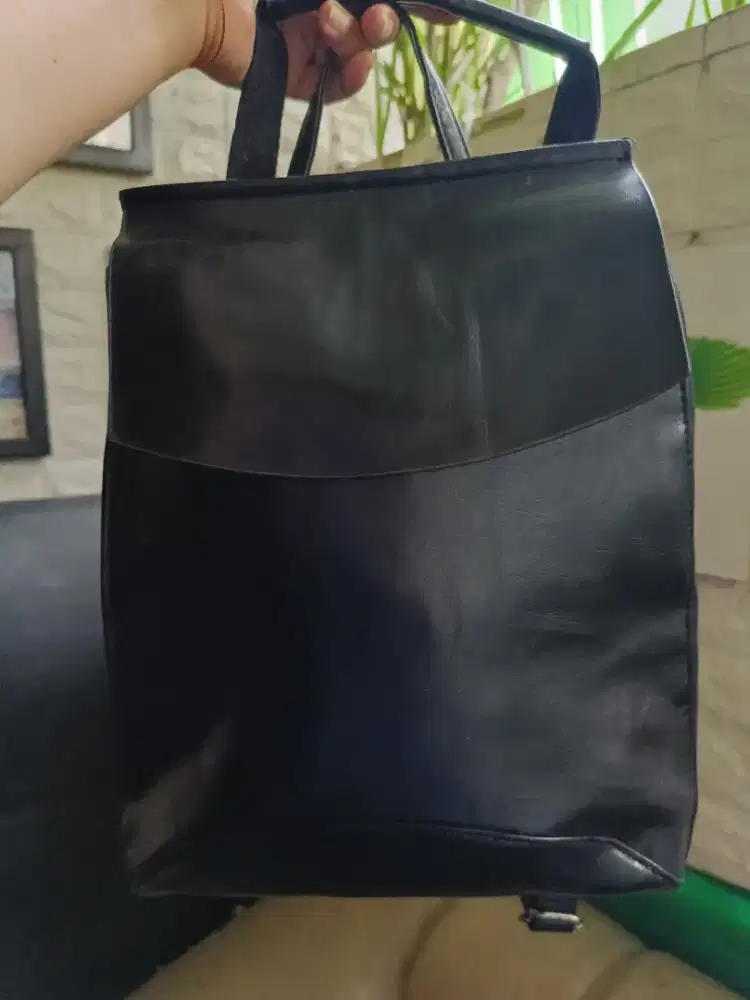 Ransel kulit hitam mantan