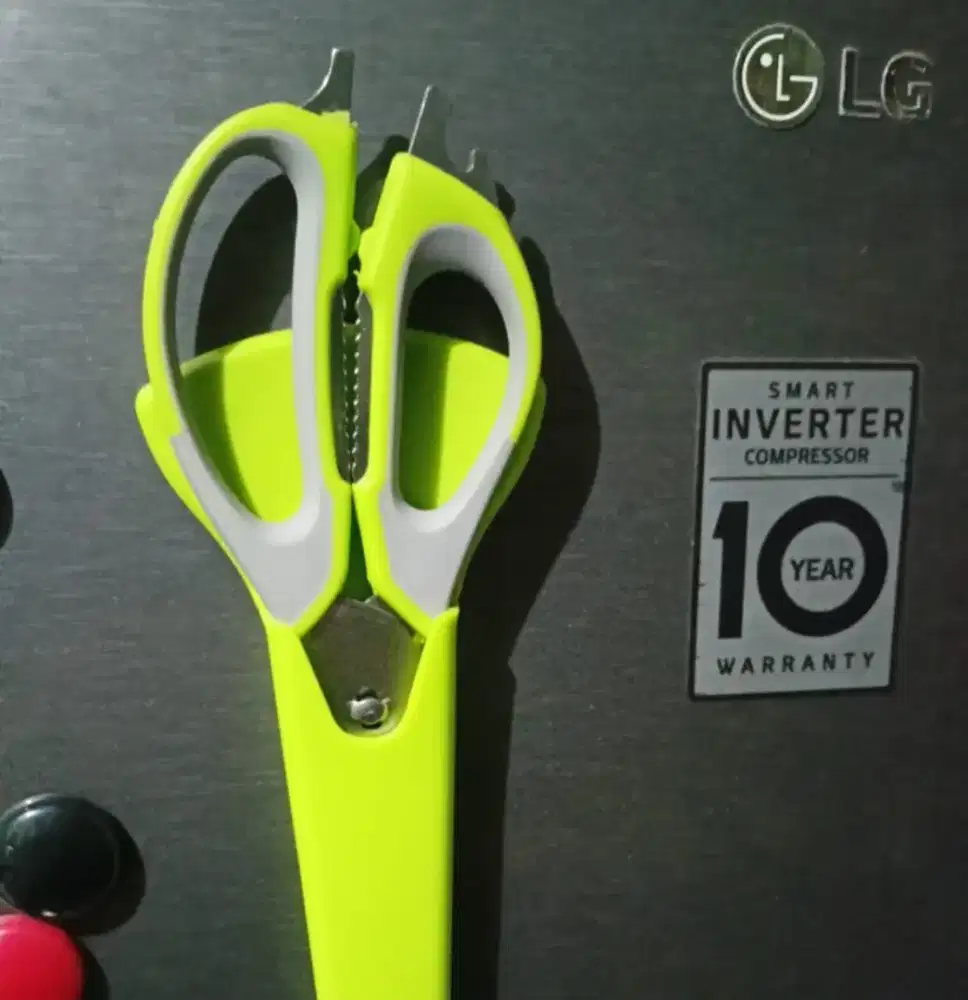 Gunting jepang tempel di lemari es