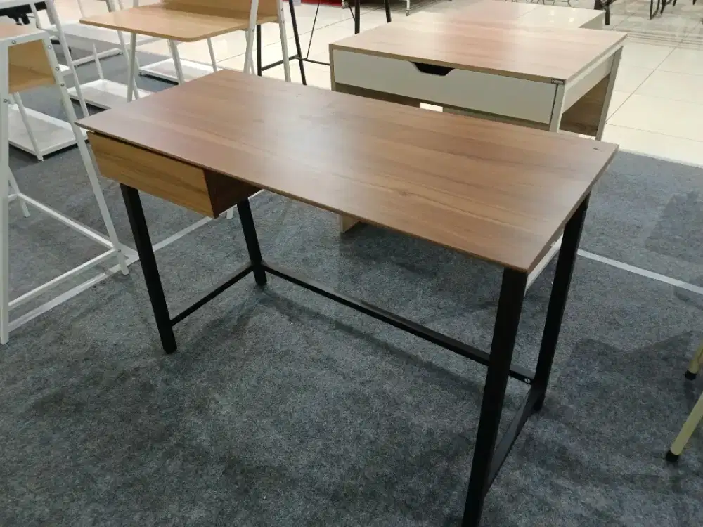 Meja komputer kantor informa Hexa jual rugi