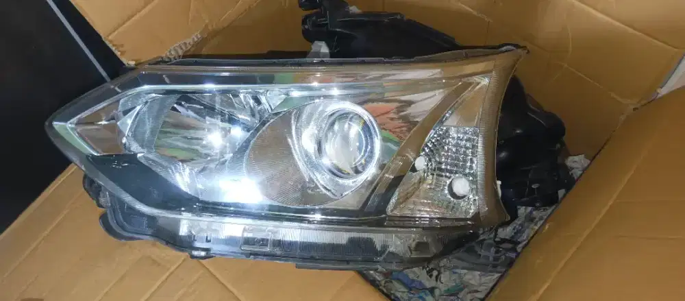 Head lamp / lampu depan Toyota Avanza veloz