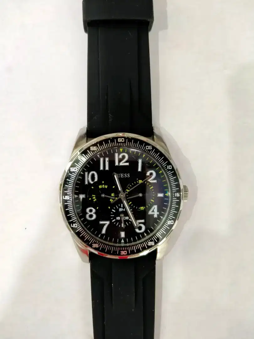 Jam tangan pria Guess karet hitam original