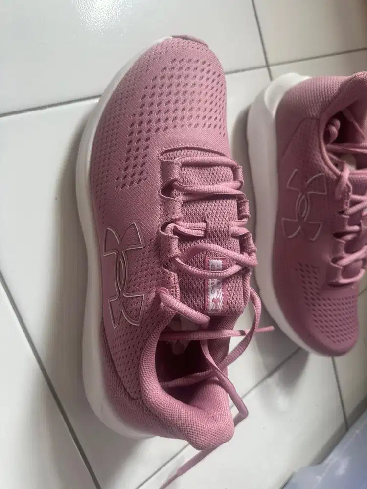 Sepatu under armour