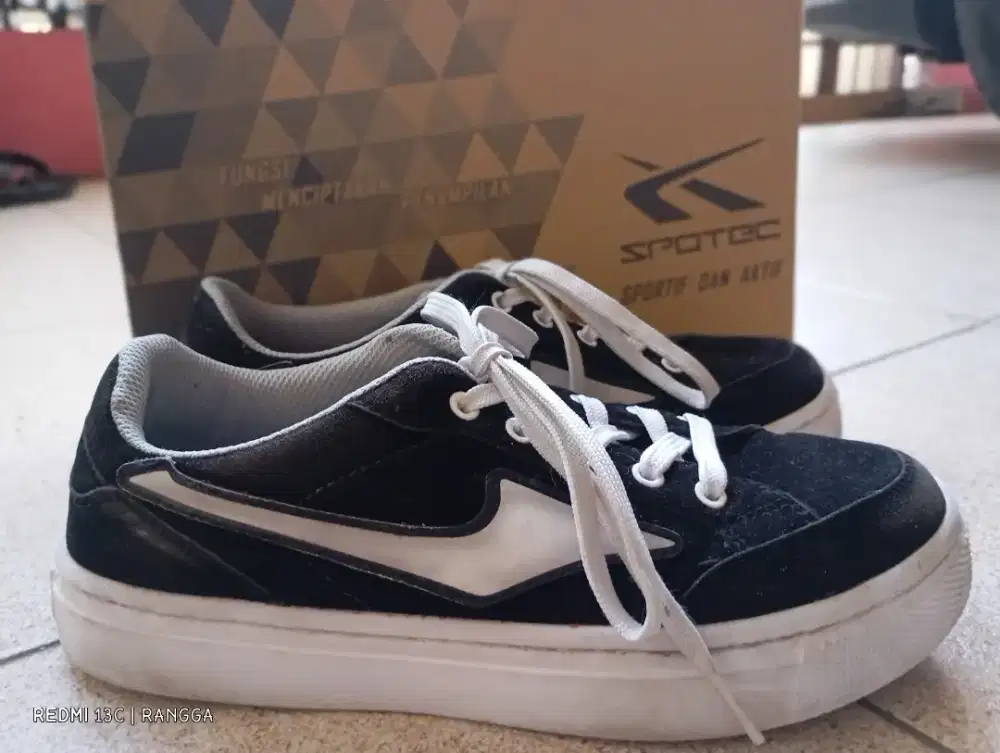 SEPATU LOGGO SPORTEC SIZE 39,MULUS PEMAKAIAN 1 BULAN,MURAH,NEGO.