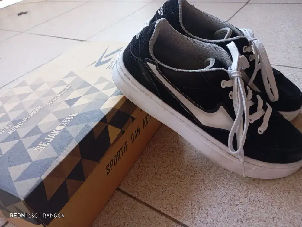 SEPATU LOGGO SPORTEC SIZE 39,MULUS PEMAKAIAN 1 BULAN,MURAH,NEGO.