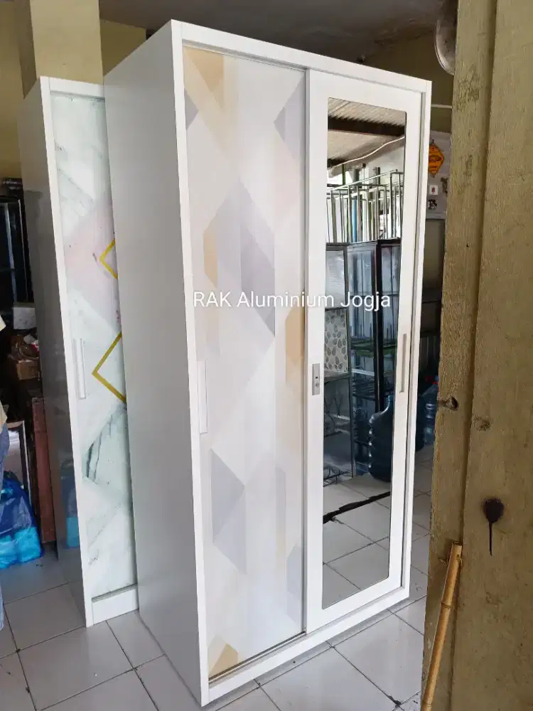 Lemari pakaian besi sliding kaca cermin
