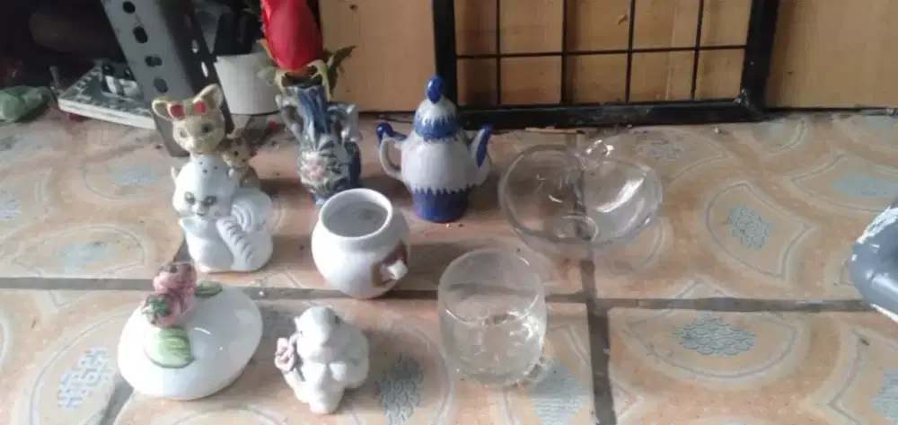 Se paket hiasan lemari pajang kond bgs unik sexlg ada cpt murah sj deh