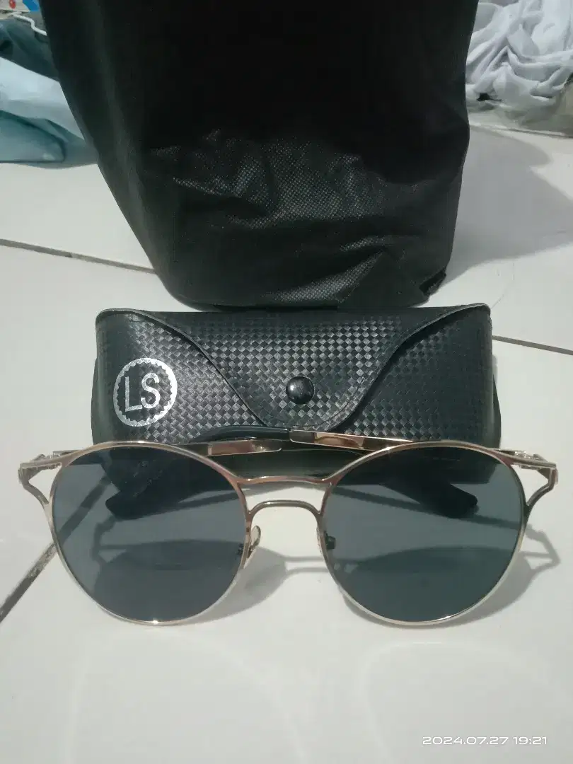 Dimahar aja kaca mata LS dan kaca ray ban kondisi bagus